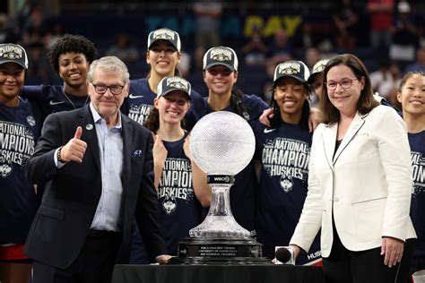 “What a Joke”: Fans React As Geno Auriemma’s UConn Lead Latest AP Top ...