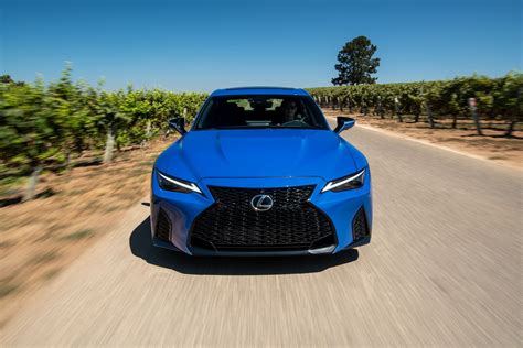 レクサス・スポーツセダンの新世界──IS500 Fスポーツパフォーマンス試乗記 | GQ JAPAN