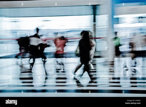 Business Person Walking 的图像结果