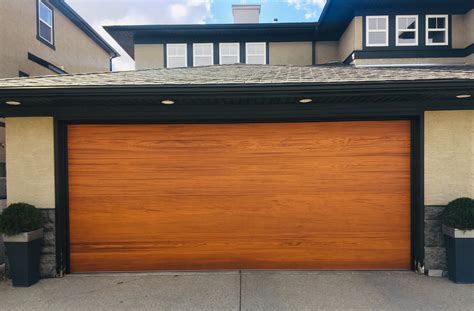Skyline Flush Garage Door in Cedar Accents Woodtones | Faux wood garage ...