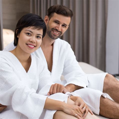 Couples Massage: Benefits & Romantic Tips for You