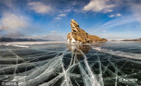 俄罗斯贝加尔湖冰层崩裂数百米 冰封世界宛如科幻大片_聚焦_大众网