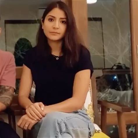 Anushka Sharma’s black T-shirt + jeans combo could be your next virtual ...