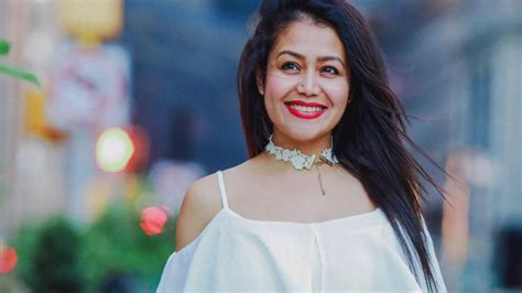 Neha Kakkar breaks the internet with her hot moves on Aankh Marey ...