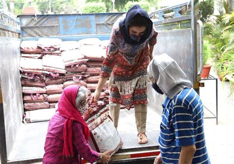 tisca chopra and her parents Donate packaged rice to the needy people ...