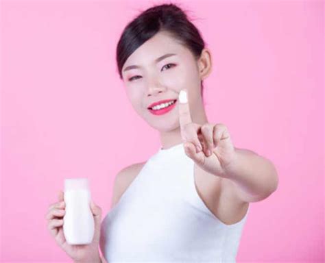 Tips To Safely Apply Sunscreen Around The Eye Area In Hindi | tips to ...