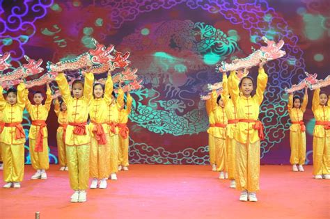 西区醉龙文化节开幕，“三龙共舞”冰雕生辉