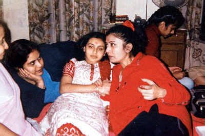 অনুপস্থিত দেবশ্রী, বোনঝি রানিকে প্রসেনজিতের আলিঙ্গন, ফিরল 'বিয়ের ফুল ...