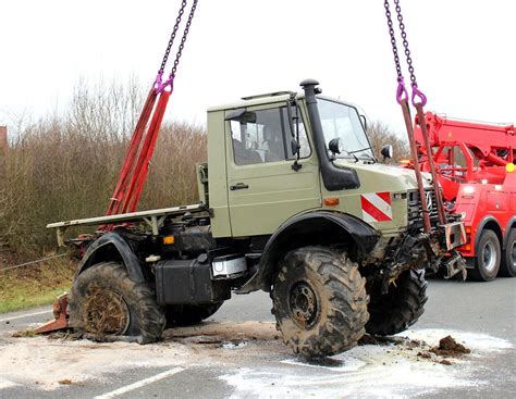 Reifenplatzer am Unimog: Traktor schleudert mit Holzspalter in Graben ...