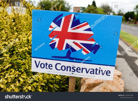 Conservative Club Sign 的图像结果