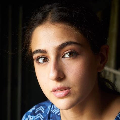 Sara Ali Khan, Jacqueline Fernandez Flaunt Natural Beauty In Two Diff ...