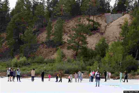 Yakutia's 'Ice Beach' A Refuge From The Heat In Russia's Coldest Region