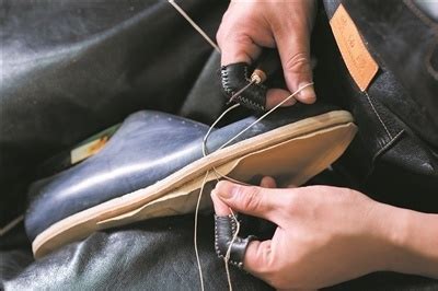 《温州晚报》：文创8090 | 90后“鞋匠”陈昉：温州手工皮鞋缝合技艺的新传承_媒体报道 -温州职业技术学院