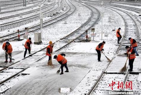 江西九江迎来首场降雪 铁路工人打冰扫雪保安全|扫雪|供电线路|工人_新浪新闻
