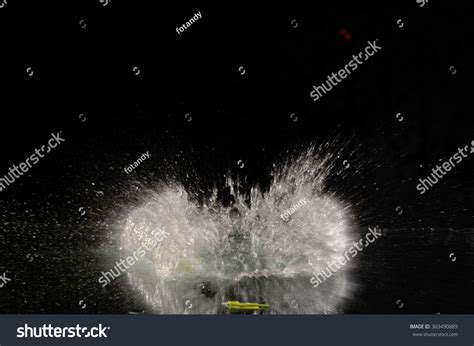 Bomb Exploding in Water 的图像结果