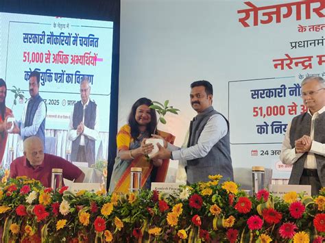 MoS Kamlesh Paswan inaugurates Employment Fair in BHU; distributes ...