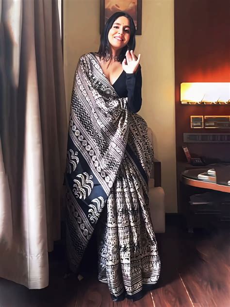 Printed Saree को कैसे करें स्टाइल? विकल्पों के साथ पढ़िए विस्तार से