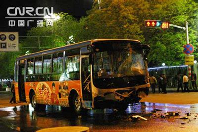呼和浩特公交车被劫持连撞20余辆汽车(组图)_新闻中心_新浪网