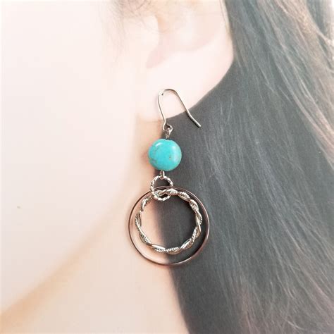 ターコイズとデザインリングのお洒落なピアス又はイヤリング | saia