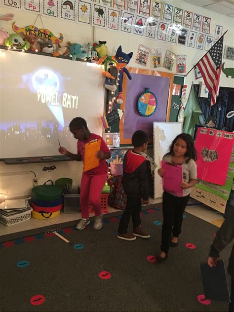 Vowel bat - Mrs. Price's Kindergators