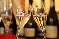 bicchieri prosecco prosecco docg carpene malvolti miglior per le feste bicchieri prosecco prosecco docg carpene malvolti miglior per le feste