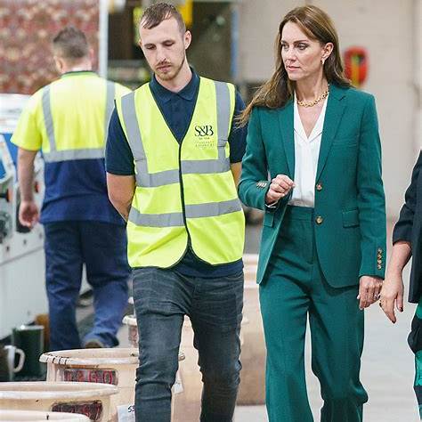 https://katemiddletonstyle.org/wp-content/uploads/2025/01/kate-middleton-royal-warrant-textile-mill-3.jpg