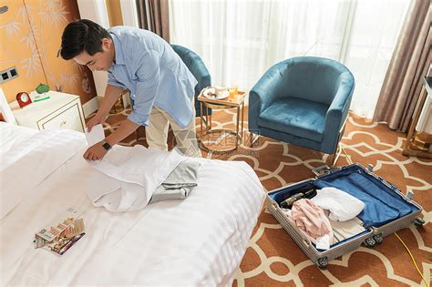 酒店客房整理行李的男人高清图片下载-正版图片501117446-摄图网