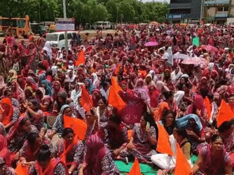 Anganwadi sisters protest in Gandhinagar | ગાંધીનગરમાં આંગણવાડીની ...