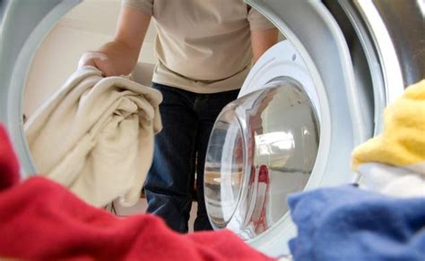 居家生活用洗衣机洗衣服高清图片下载-正版图片500683819-摄图网