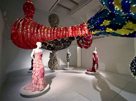 In Rome, Joana Vasconcelos rereads the legacy of Valentino Garavani