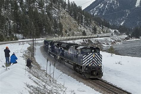 Local Train Wallpaper 的图像结果