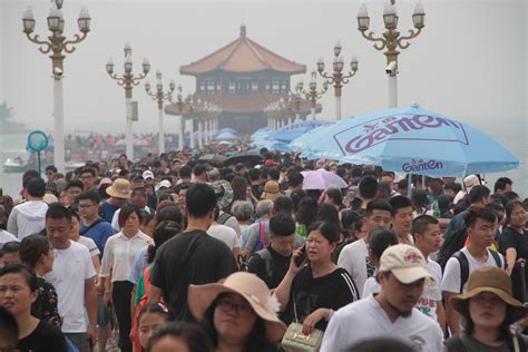 暑假末尾青岛迎最后一个旅游旺季，栈桥游客爆满-搜狐大视野-搜狐新闻