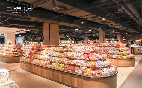 超市购物消费百货货架摄影图配图高清摄影大图-千库网