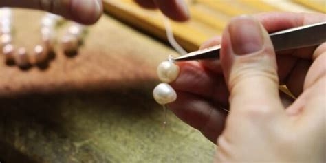 Pearl Stringing Singapore - Stringing Pearls with Knots - PearlJewellerySingapore