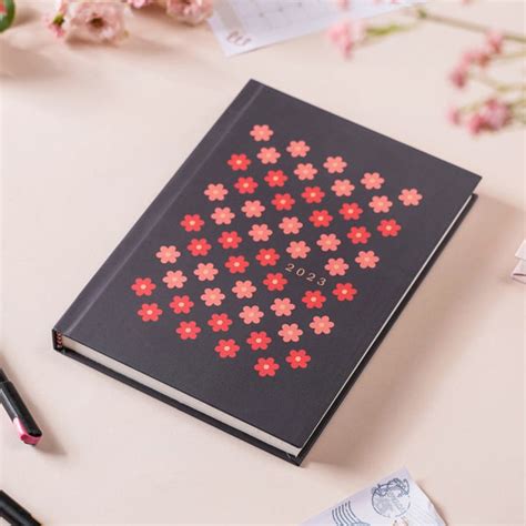 Daisy Floral Patterned Hardbound Notebook Black 8.2 X 5.9 Inch