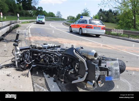 Motorrad ausgenommen durch Feuer, tödlichen Motorradunfall auf der K ...