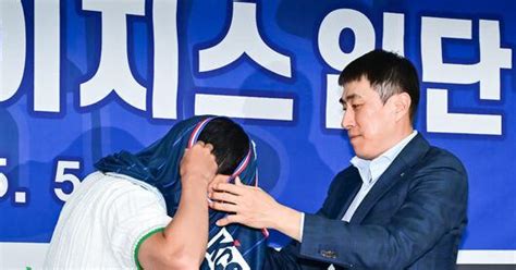 [사진]허훈에게 KCC 유니폼 전달하는 이상민 감독