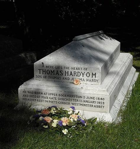 霍金入葬，与爱因斯坦、牛顿为邻！世界名人都葬在哪？ | 知名墓园大盘点