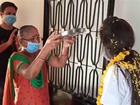 Residents showered flowers on a nurse who came home a month after duty ...