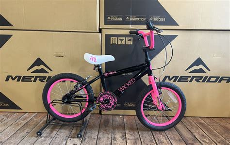 16" Concept Wicket black/pink – Claudy Cycles