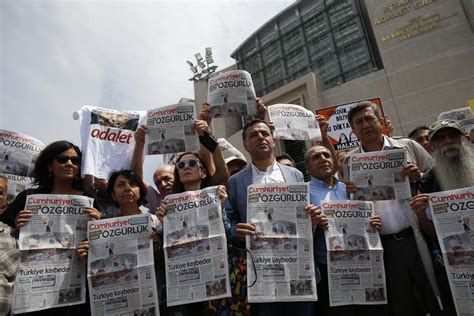 VIDÉO. Turquie : 7 journalistes du journal Cumhuriyet en liberté ...