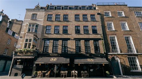 Cahoots un bar insolite caché dans une station de métro