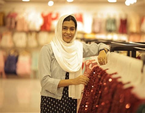 Jinsha Basheer Travel vlogger: തട്ടമിട്ട പെണ്ണിനും ലോകത്തെ പലതും ...