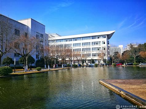 上海第二工业大学-校园图库 蓝天下的美丽（摄影：孙坚勇）