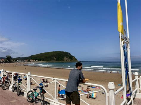 La playa de Ribadesella abierta de nuevo al baño, excepto en uno de sus ...