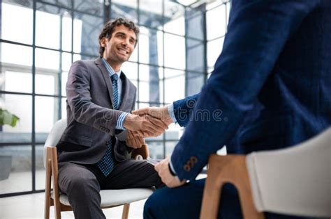 iStock Job Application Handshake HD Wallpaper 的图像结果