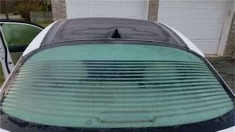 कारच्या मागच्या काचेवरील या लाइन्स डिझान्स नाहीत, तर वाचवतात जीव ...