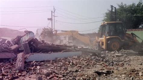 संभल में सरकारी जमीन पर बनी 40 साल पुरानी मस्जिद ध्वस्त, नोटिस के बाद ...