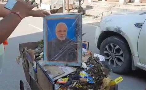 VIDEO : कूड़े की गाड़ी में फेंकी मिली पीएम मोदी और योगी आदित्यनाथ की ...