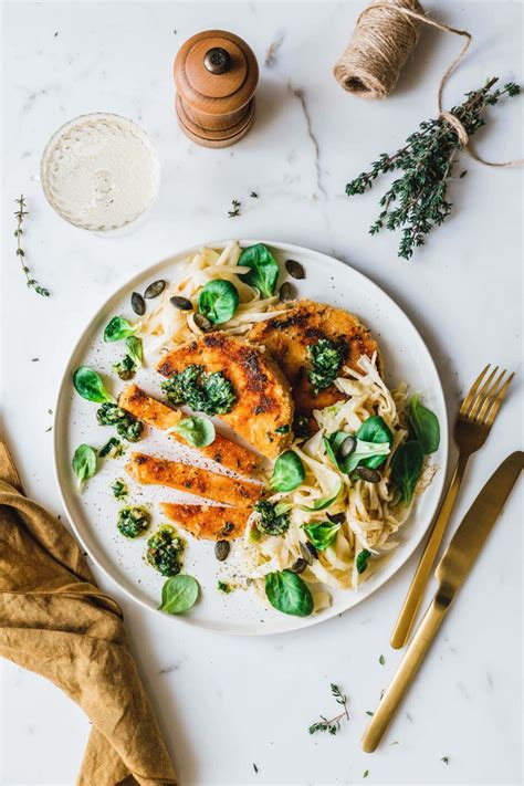 Kürbisschnitzel mit Thymian-Senf-Kruste und Sellerie-Fenchel-Salat ...